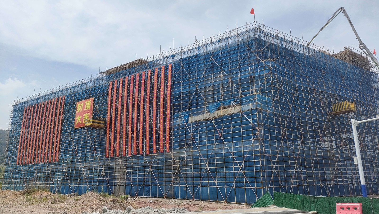 易順建工集團(tuán)有限公司承建的熹茗白茶加工及產(chǎn)業(yè)技術(shù)基地建設(shè)項目一期工程順利封頂!