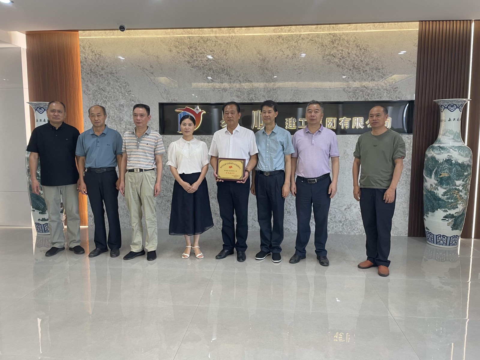 易順建工集團有限公司榮獲南平市企業(yè)與企業(yè)家聯合會四屆理事會“常務副會長”榮譽稱號