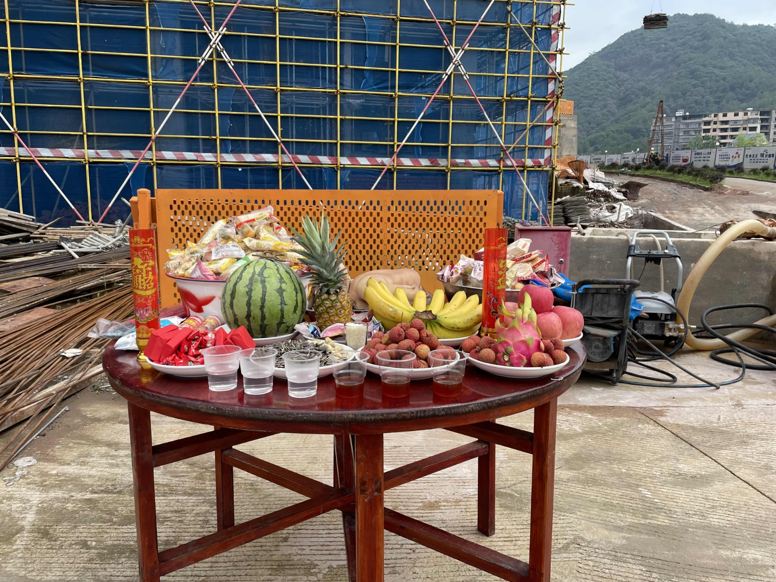 易順建工集團有限公司承建的福建松溪經(jīng)濟開發(fā)區(qū)東園新型紡織專業(yè)園標(biāo)準(zhǔn)化廠房項目一期工程順利封頂!